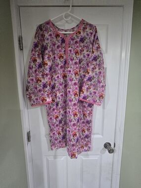 Pakistani 2 Pcs Suit Hand Made .